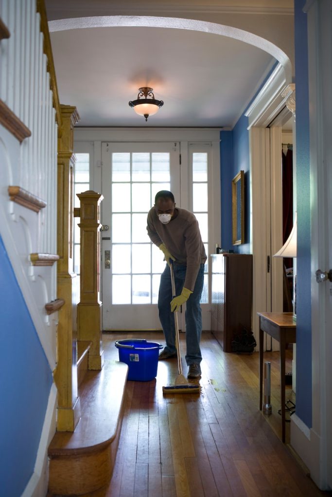 un homme nettoyant une maison